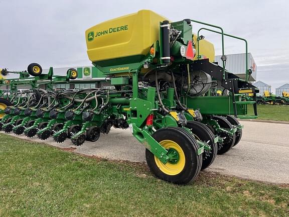 Image of John Deere 1775 equipment image 4