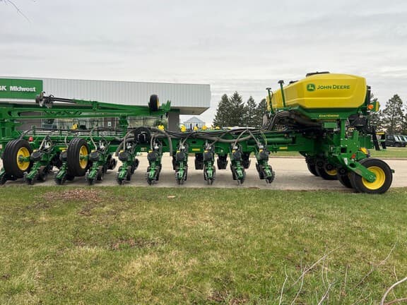 Image of John Deere 1775 equipment image 2