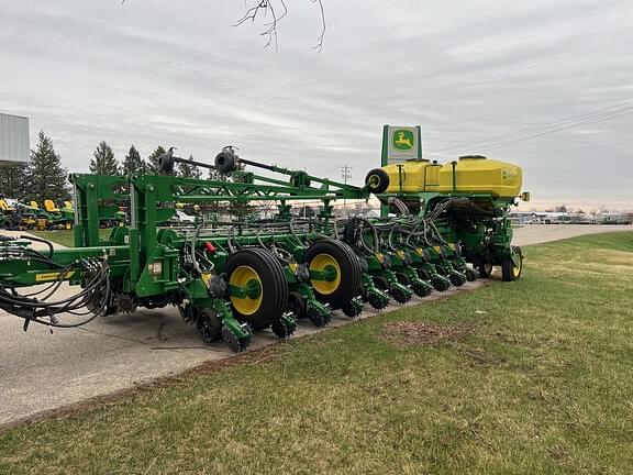 Image of John Deere 1775 Primary image