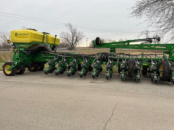 Image of John Deere 1775 equipment image 3