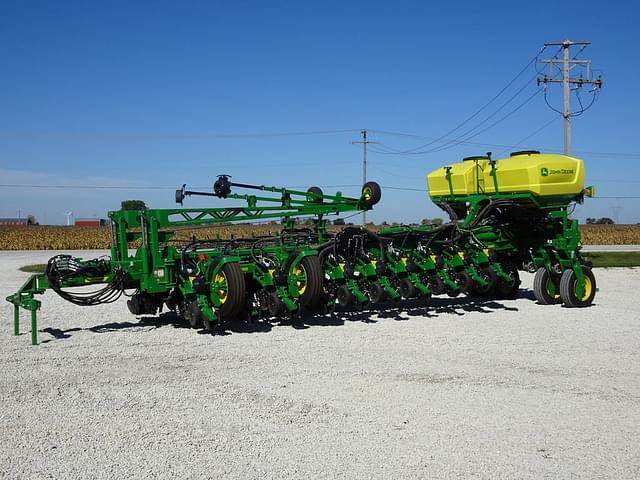 Image of John Deere 1775 equipment image 4