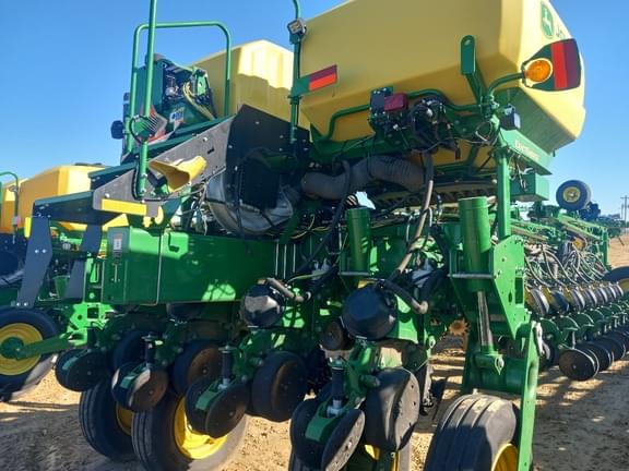 Image of John Deere 1775 equipment image 3