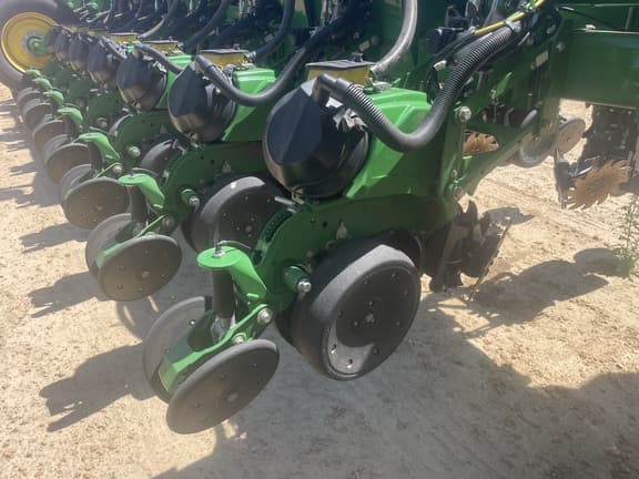 Image of John Deere 1775 equipment image 4