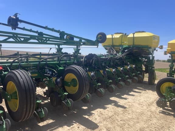 Image of John Deere 1775 equipment image 1