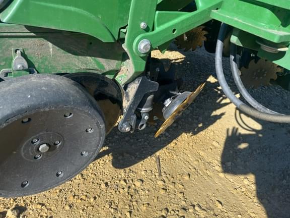 Image of John Deere 1775 equipment image 2