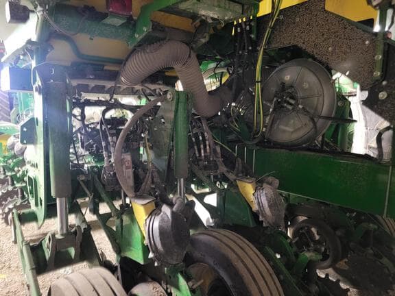 Image of John Deere 1775 equipment image 4