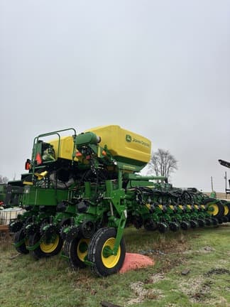 Image of John Deere 1775 equipment image 3