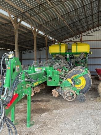 Image of John Deere 1775 equipment image 1