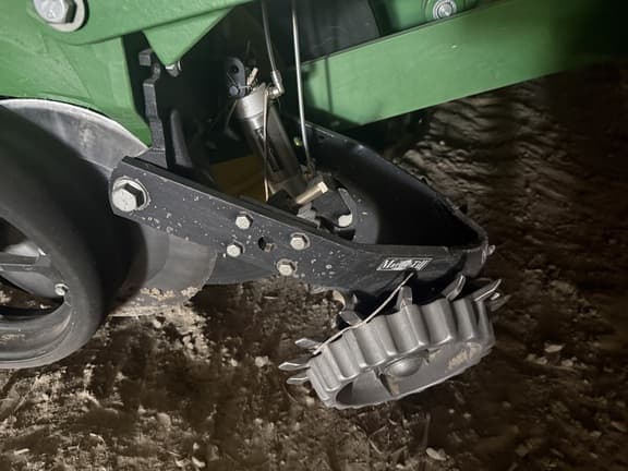 Image of John Deere 1775 equipment image 4