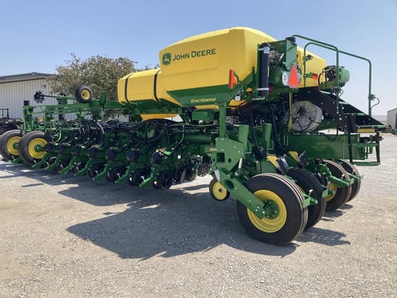 Image of John Deere 1775 equipment image 3