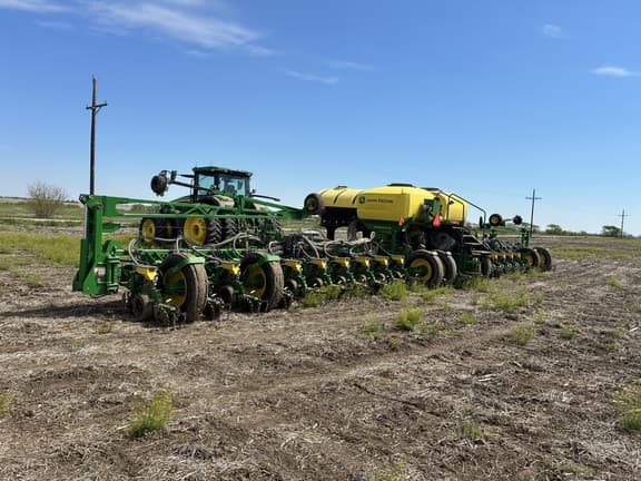 Image of John Deere 1775 equipment image 2