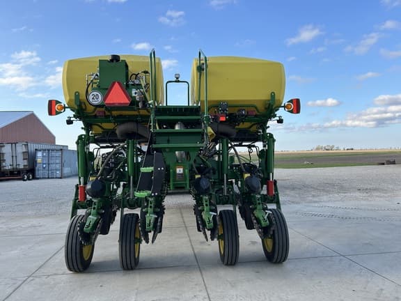 Image of John Deere 1775 equipment image 3