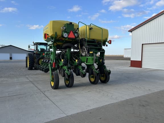 Image of John Deere 1775 equipment image 2