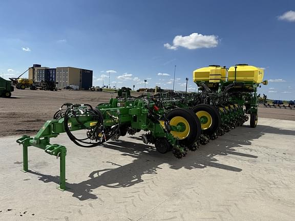 Image of John Deere 1775 equipment image 1