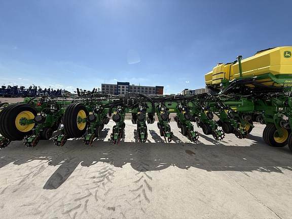 Image of John Deere 1775 equipment image 3