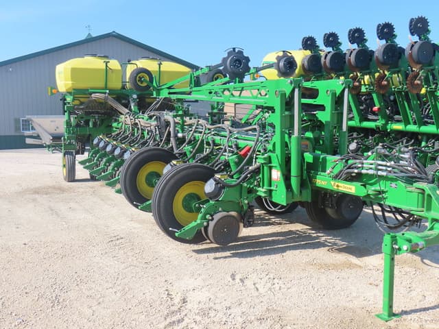 Image of John Deere 1775 equipment image 1