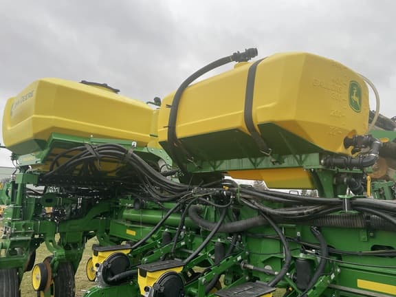 Image of John Deere 1775 equipment image 3