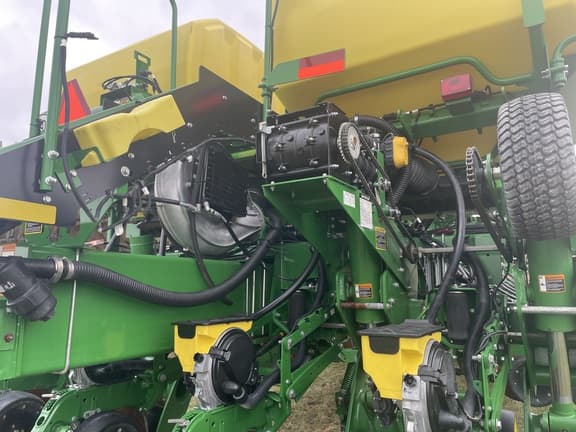 Image of John Deere 1775 equipment image 4