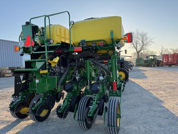 Image of John Deere 1775 equipment image 3