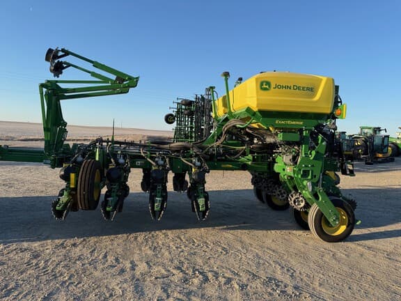Image of John Deere 1775 equipment image 1