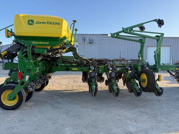 Image of John Deere 1775 equipment image 2