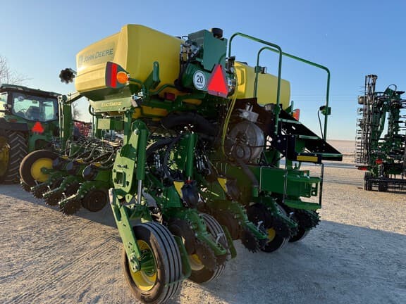 Image of John Deere 1775 equipment image 4