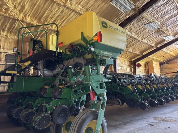 Image of John Deere 1775 equipment image 2