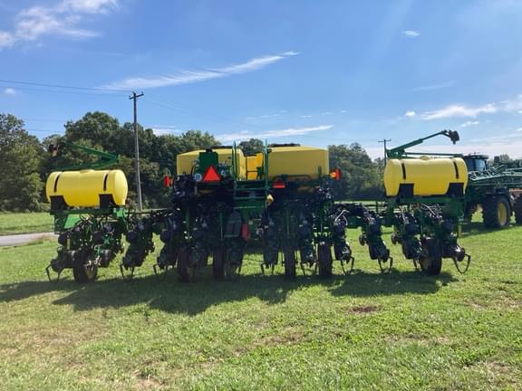 Image of John Deere 1775 equipment image 4