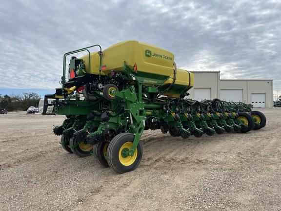 Image of John Deere 1775 equipment image 4