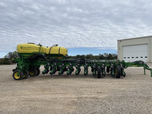 Image of John Deere 1775 equipment image 3