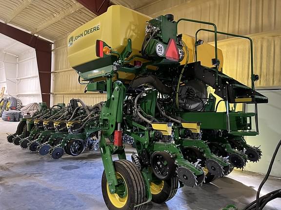 Image of John Deere 1775 equipment image 4
