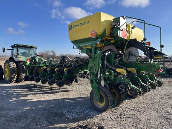 Image of John Deere 1775 equipment image 4