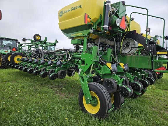 Main image John Deere 1775