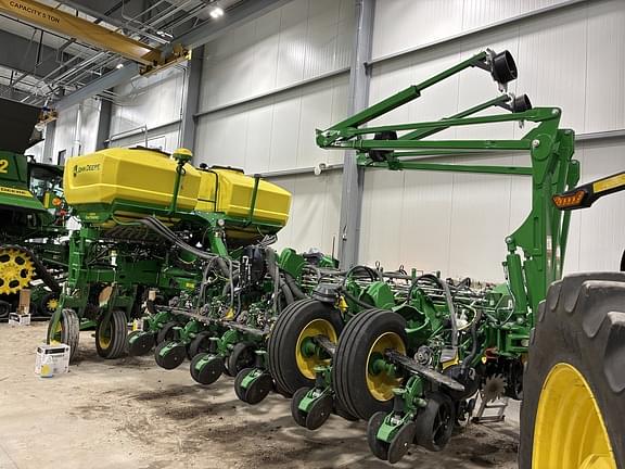 Image of John Deere 1775 equipment image 1