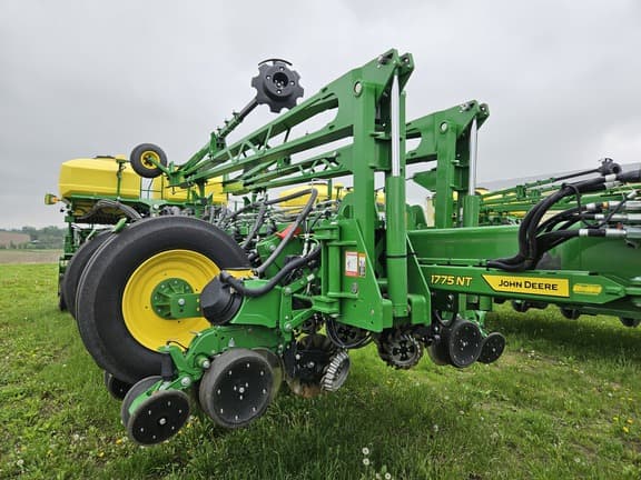 Image of John Deere 1775 equipment image 4