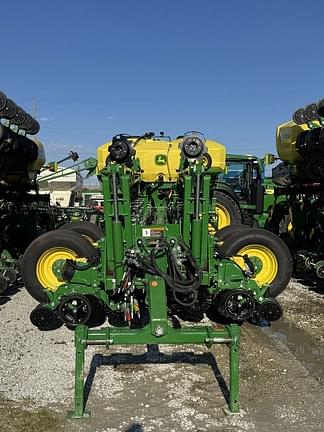 Image of John Deere 1775 equipment image 3