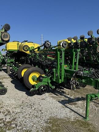 Image of John Deere 1775 equipment image 4