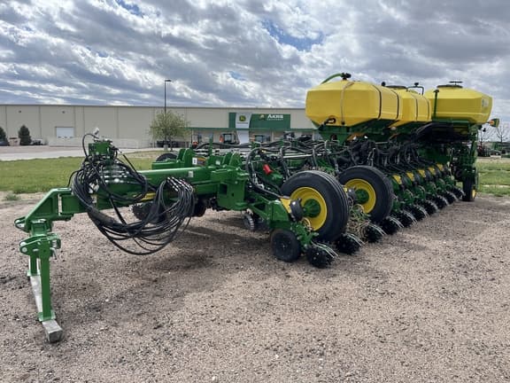 Image of John Deere 1775 equipment image 2