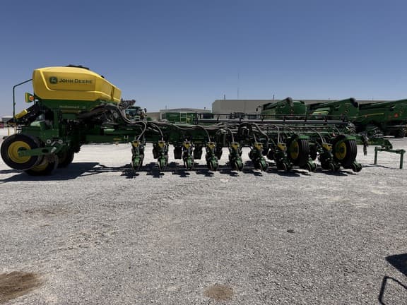 Image of John Deere 1775 equipment image 3