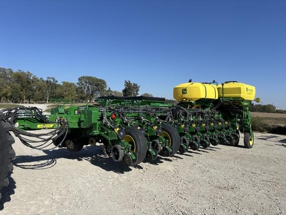 Image of John Deere 1775 Primary image