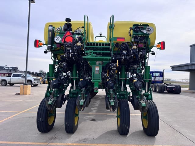 Image of John Deere 1775 equipment image 3