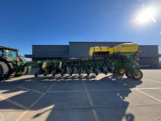 Image of John Deere 1775 equipment image 3