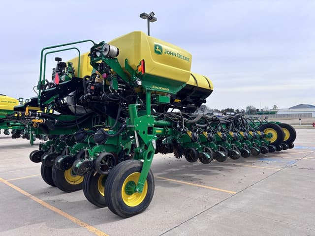 Image of John Deere 1775 equipment image 2