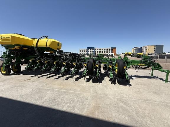 Image of John Deere 1775 equipment image 4