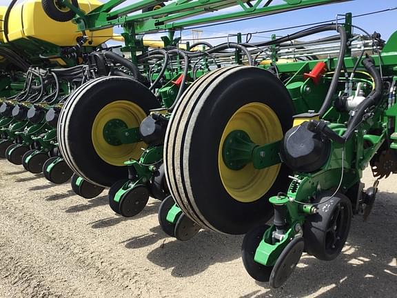 Image of John Deere 1775 equipment image 4