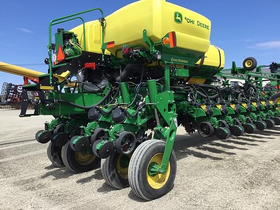 Image of John Deere 1775 equipment image 1