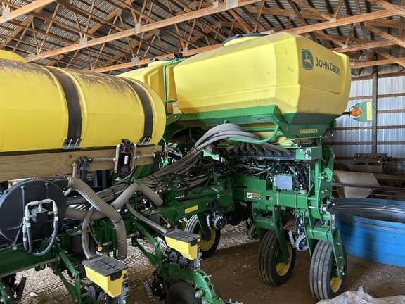 Image of John Deere 1775 equipment image 4