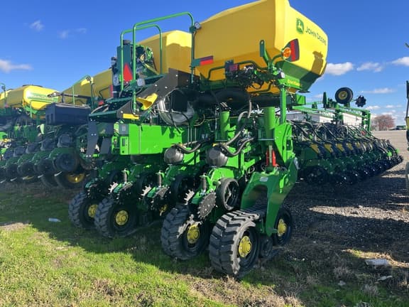 Image of John Deere 1775 equipment image 4