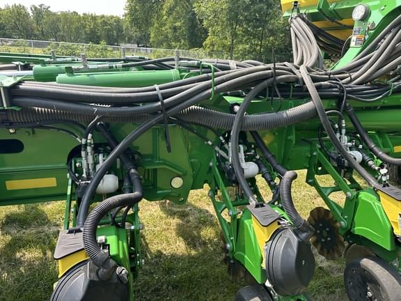 Image of John Deere 1775 equipment image 4