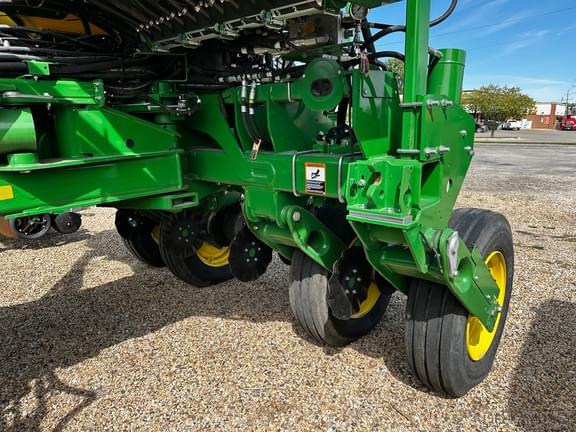Image of John Deere 1775 equipment image 3